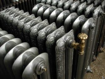 Что делать, если потекла батарея отопления: чем замазать трубу зимой, когда капает вода, течет, протекает,как устранить течь в батарее