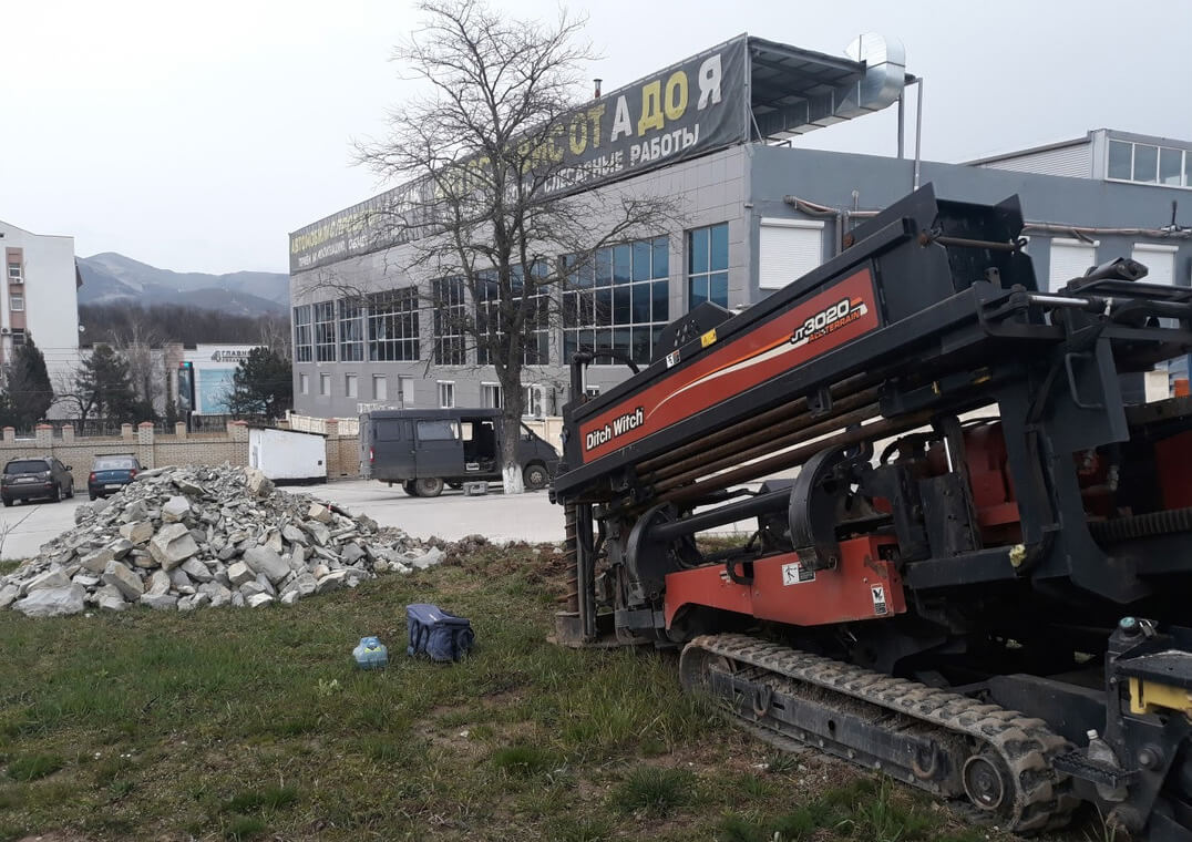 Прокол под фундаментом для водопровода