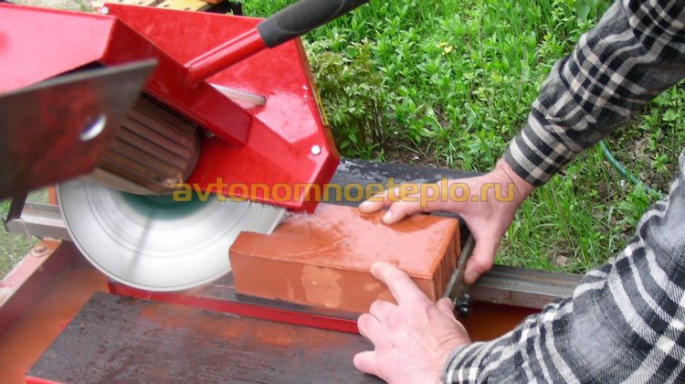Какой кирпич лучше держит тепло