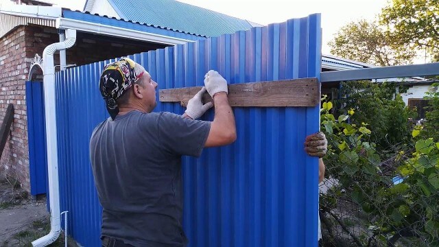 как правильно крепить профнастил на забор