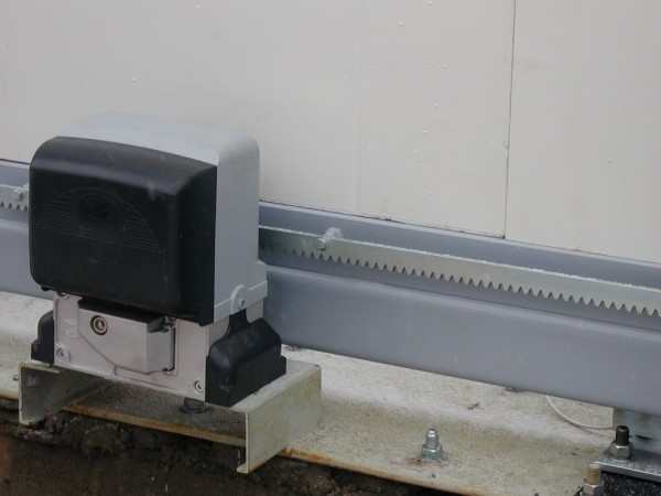 Зубчатая рейка и привод для открытия ворот