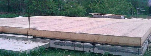 Завершен второй этап построения каркасного дома: настелен пол