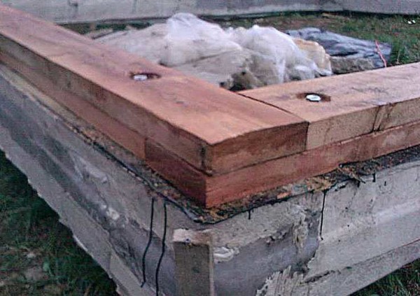 Лежень и доска обвязки укладываются так, чтобы стыки перекрывались
