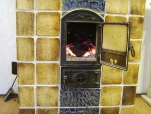 Шамотная плитка с однослойным коричневым напылением и синей глазурью.