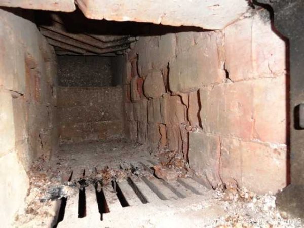 Обычный керамический кирпич в топке часто начинает разрушаться 