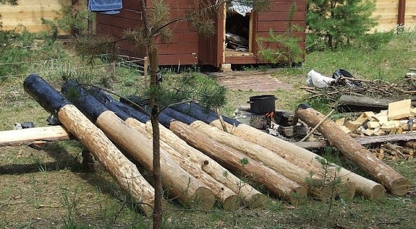 Подготовка деревянных столбов для забора из профлиста