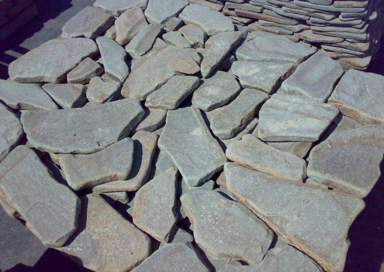 Разложите камни на ровной поверхности, при необходимости пронумеруйте