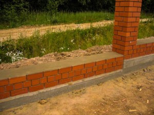 кирпичные заборы