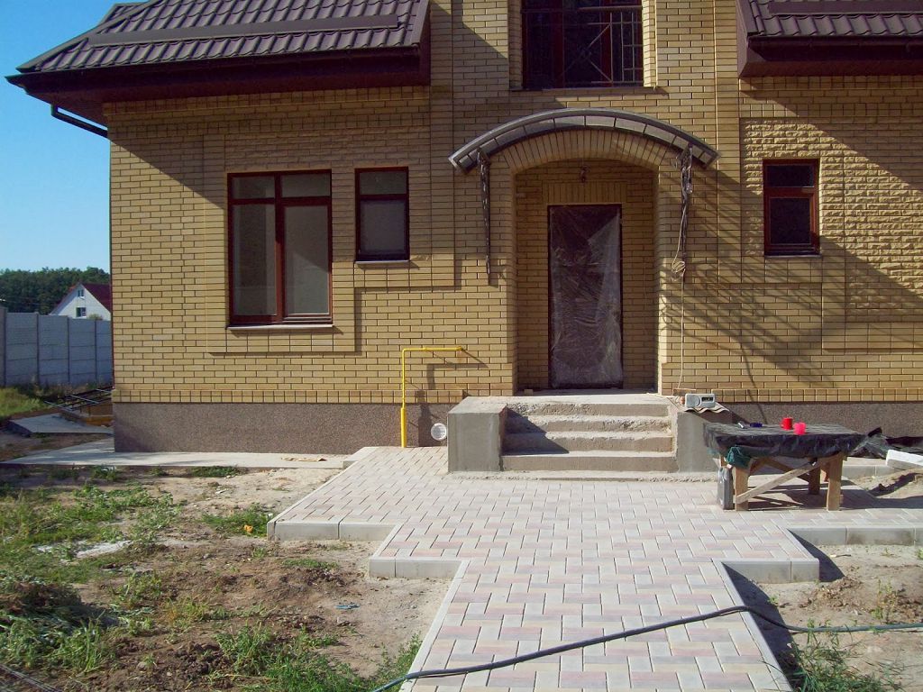 На фото цоколь покрыт декоративной штукатуркой SPS granite plaster