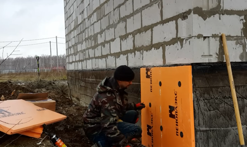 Установка дюбелей и забивание металлических стержней