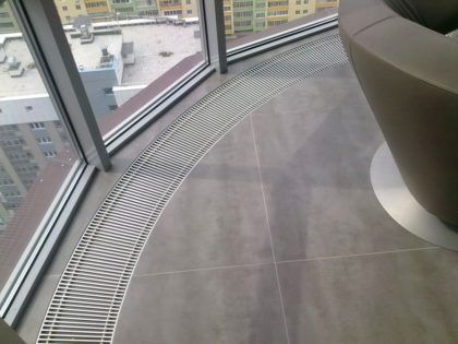 Водяные конвекторы под панорамным окном
