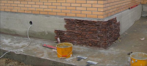 Облицовка цоколя искусственным камнем
