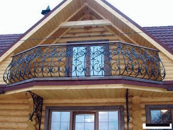 кованный балкон в частном доме