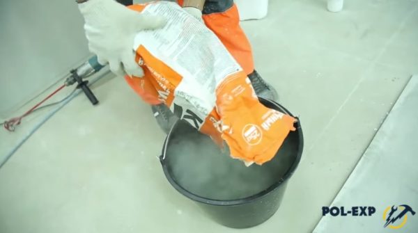 Засыпают сухой клей