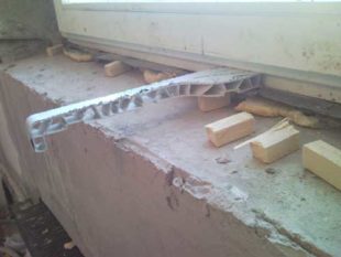 установка подоконника на подкладки