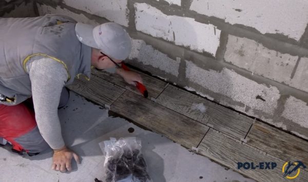 Укладка плитки и проверка ее положения