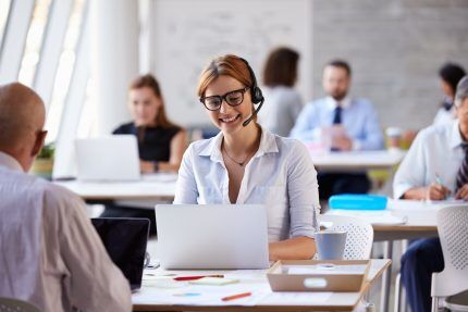 Известные компании предлагают клиентам техподдержку Сотрудница call-центра