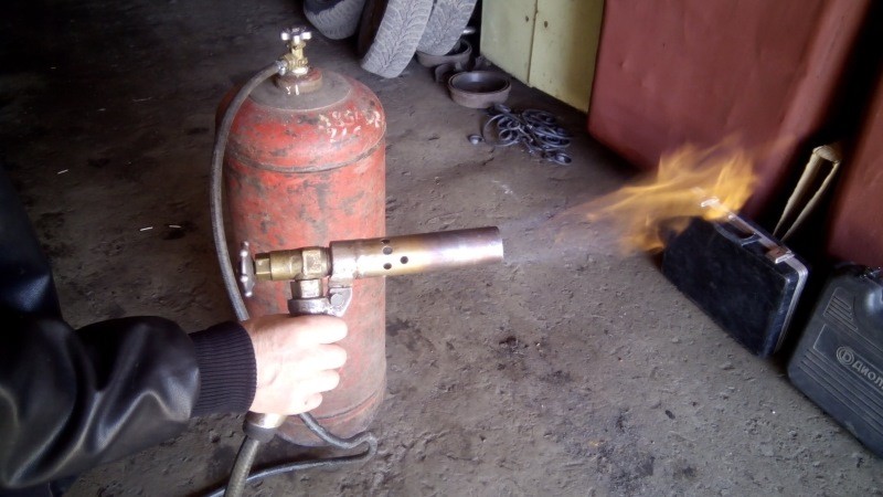 Самодельная газовая горелка в работе