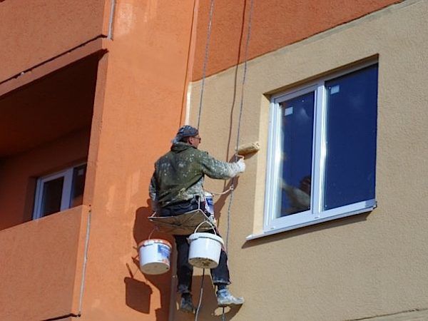 Нанесите краску на отремонтированный участок стены