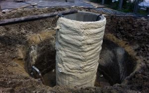 Как утеплить колодец из бетонных колец своими руками