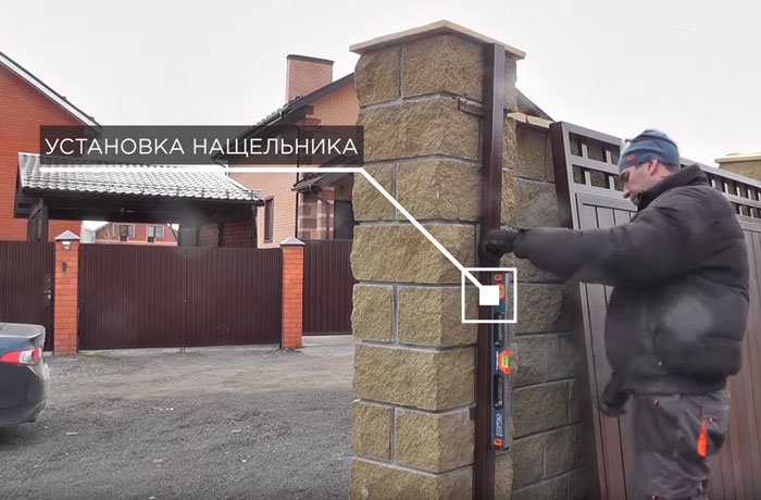 установка приходного столба или нащельника