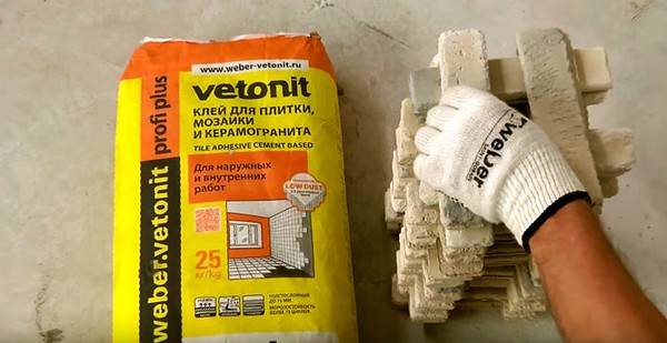 Можно приобрести как сухой клей, так и готовую смесь