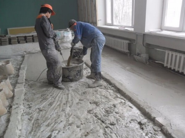 Принцип работы очень прост: клей заливают во все ямки и впадины, а затем ровно распределяют по полу шпателем