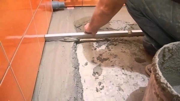 С помощью плиточного клея можно выровнять пол, устранить разные неровности, выемки