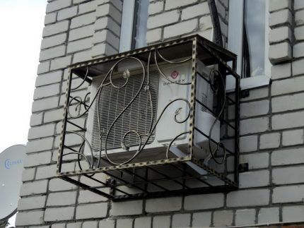 Кондиционер с козырьком и решеткой