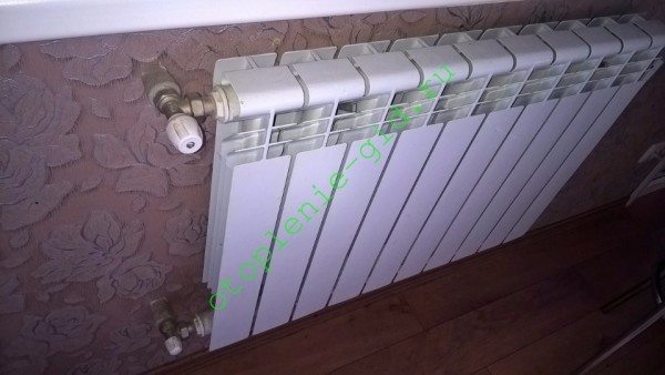 Боковое одностороннее подключение 10 секций — это гарантированные залежи ила.