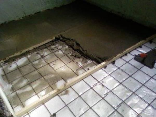 Заливку стяжки лучше выполнять по маякам, роль которых могут исполнять деревянные планки или металлические профили Заливку стяжки лучше выполнять по маякам, роль которых могут исполнять деревянные планки или металлические профили